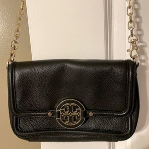 Tory Burch crossbody. GUC. The only flaws are on the strap! EXCELLENT bag.